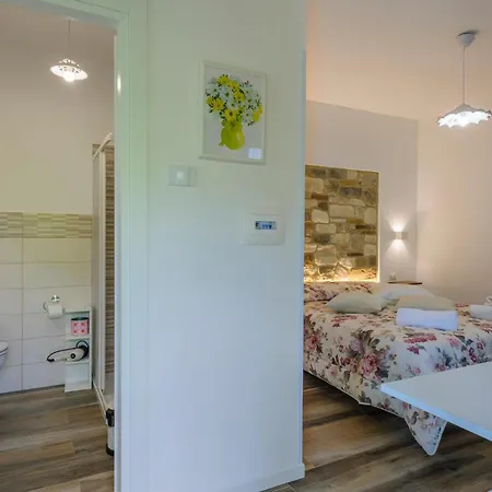 5 Bedroom Cozy In Casa de Férias Montefalcone Appennino
