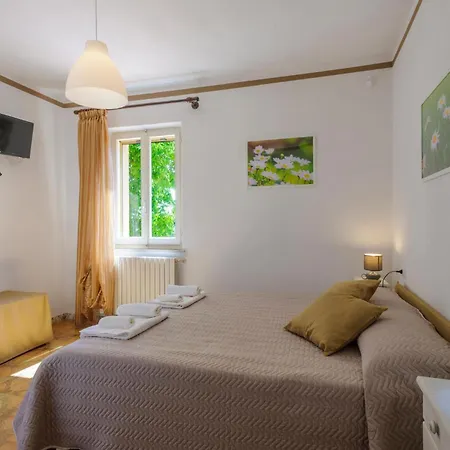 5 Bedroom Cozy In Casa de Férias Montefalcone Appennino